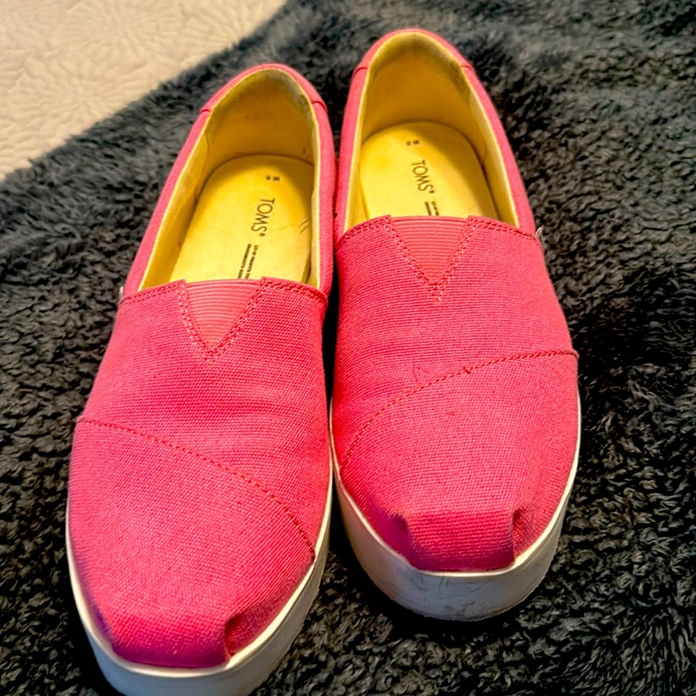 Pink gently used Tom’s elevated soul good condition